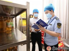  查抄人员细心查看其天分证明、进货单据